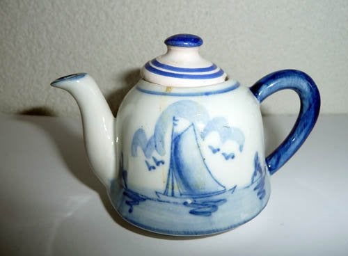Miniatuur theepotje blauw wit met zeilboot, Ophalen of Verzenden, Zo goed als nieuw