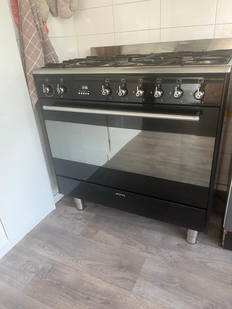 Smeg Fornuis 90 cm - Zwart met 6 gaspitten en oven, Gebruikt, Hete lucht, 60 cm of meer, Ophalen of Verzenden