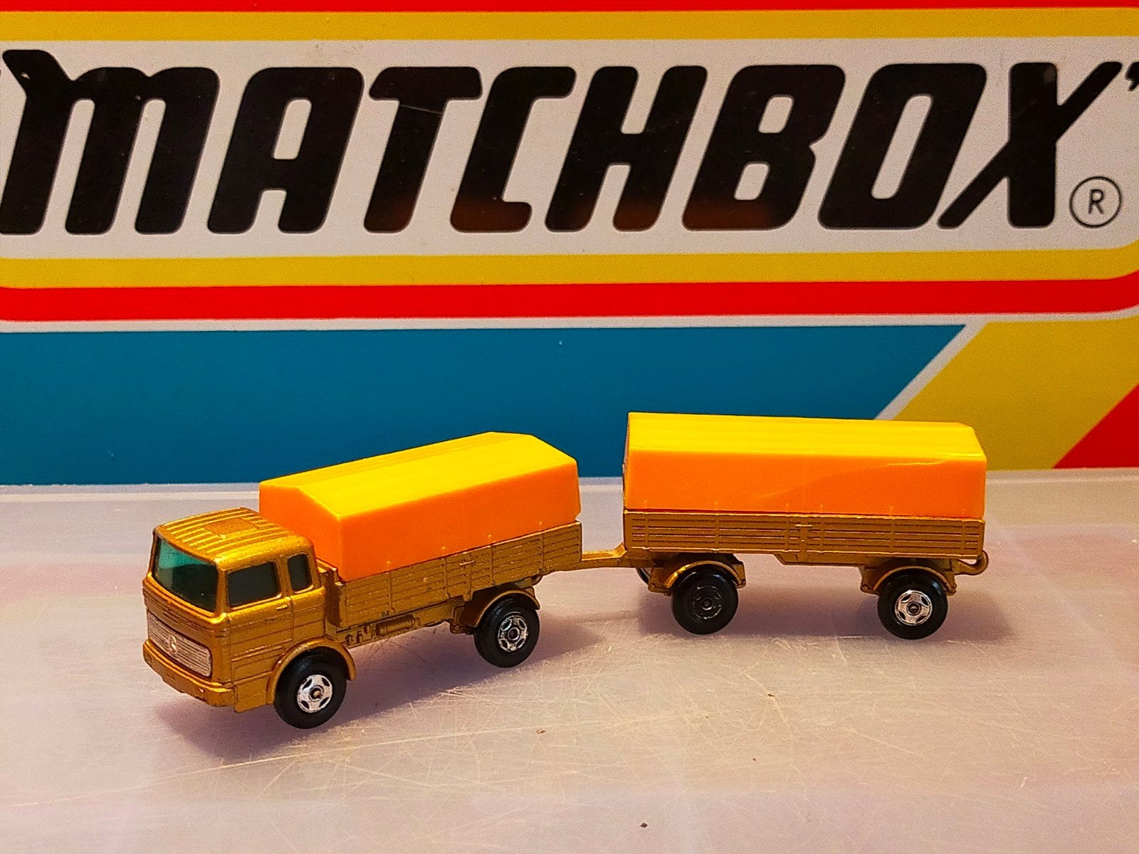 Matchbox Superfast MB1 Mercedes Truck & MB2 Trailer Goud, Hobby en Vrije tijd, Modelauto's | 1:87, Ophalen of Verzenden, Gebruikt