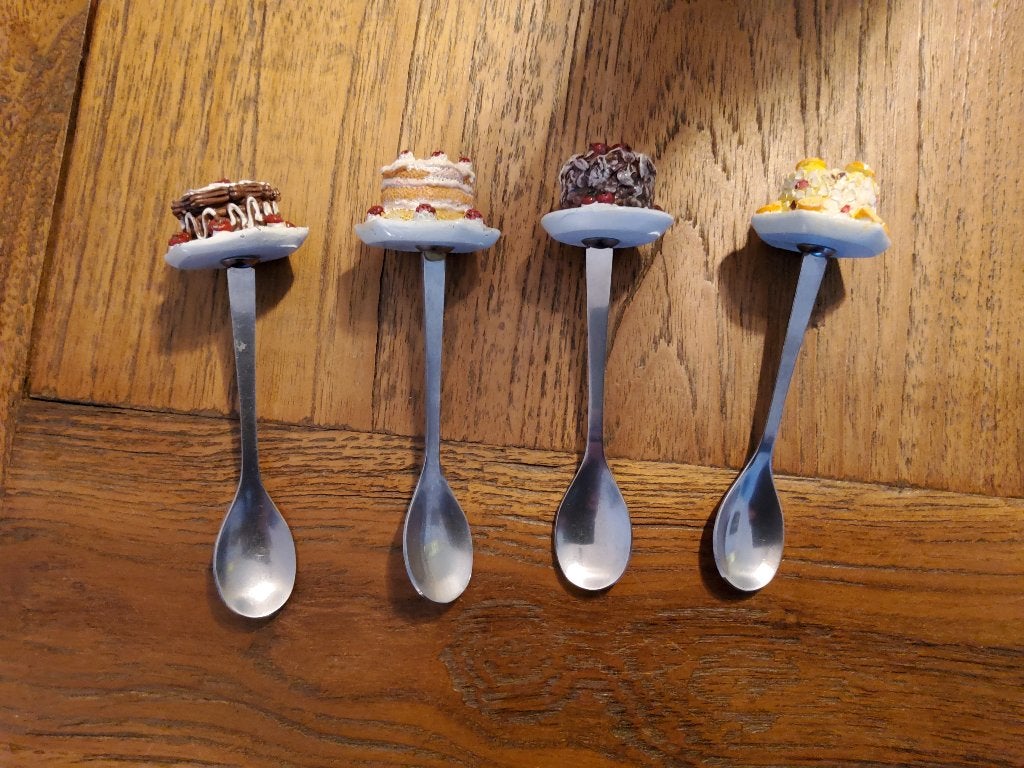 Te koop vier leuke theelepeltjes met een taart bovenop, Ophalen of Verzenden, Zo goed als nieuw, Taarten of Cupcakes, Versiering