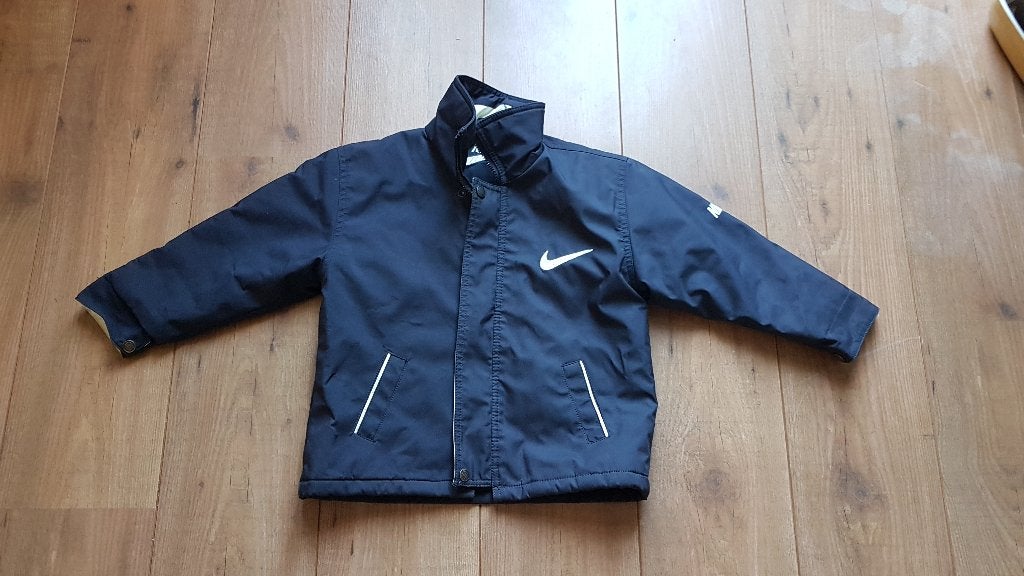 Mooi, nieuw jongensjasje van het merk Nike, maat 116., Ophalen, Nieuw, Nike, Jongen