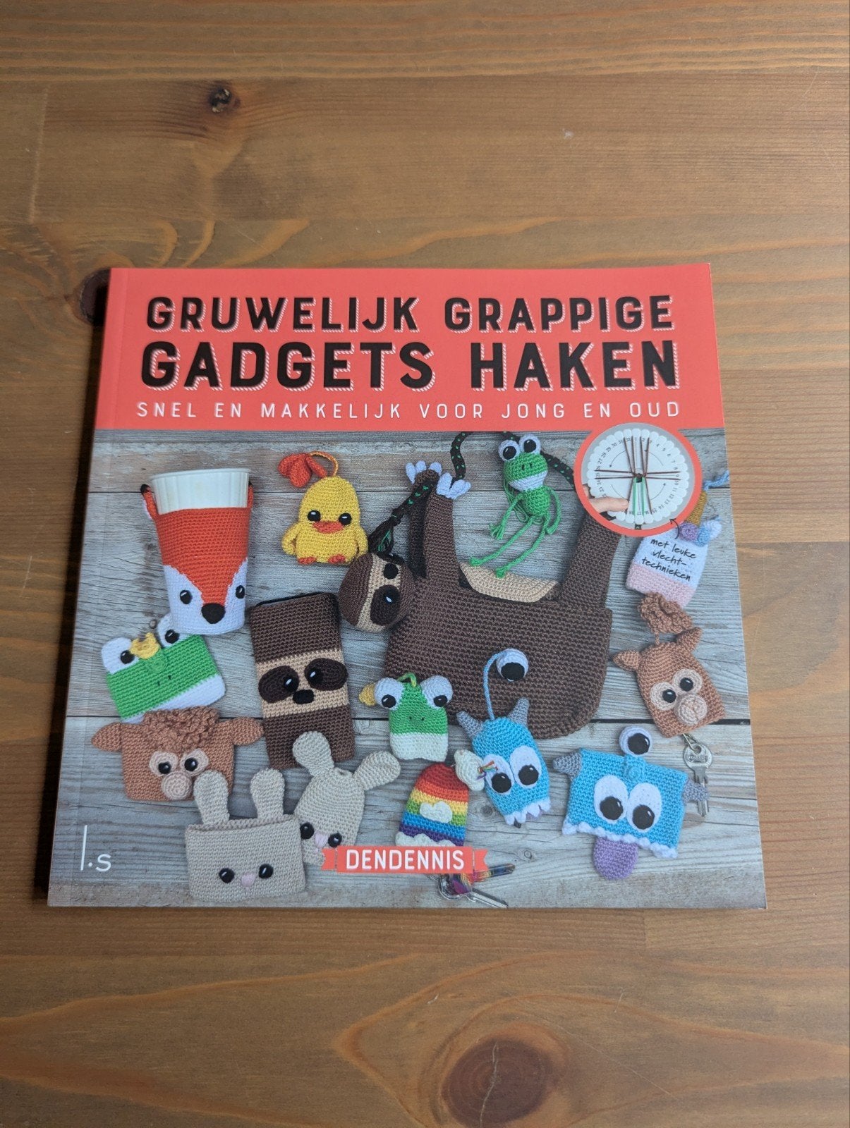 Dendennis - Gruwelijk grappige gadgets haken (2019), Breien en Haken, Dendennis, Ophalen of Verzenden, Zo goed als nieuw