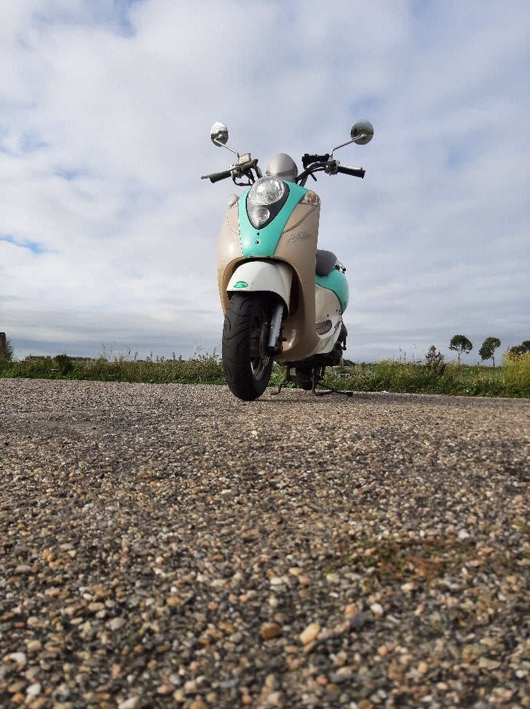 Sym Mio geel kenteken, 55 km/u, goede staat, zacht prijsje, Fietsen en Brommers, Scooters | SYM, Mio, Gebruikt, Maximaal 45 km/u