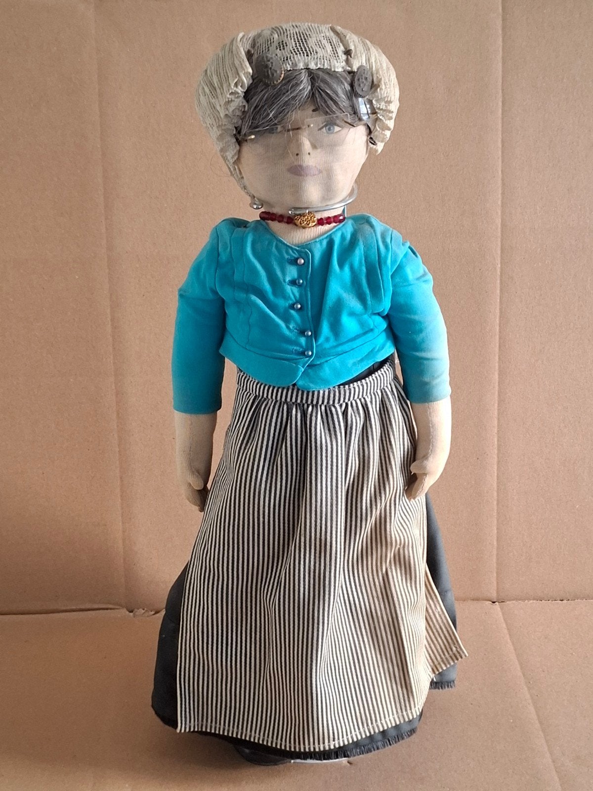 Oude stoffen pop met bril en klederdracht, 48 cm, Ophalen of Verzenden, Pop