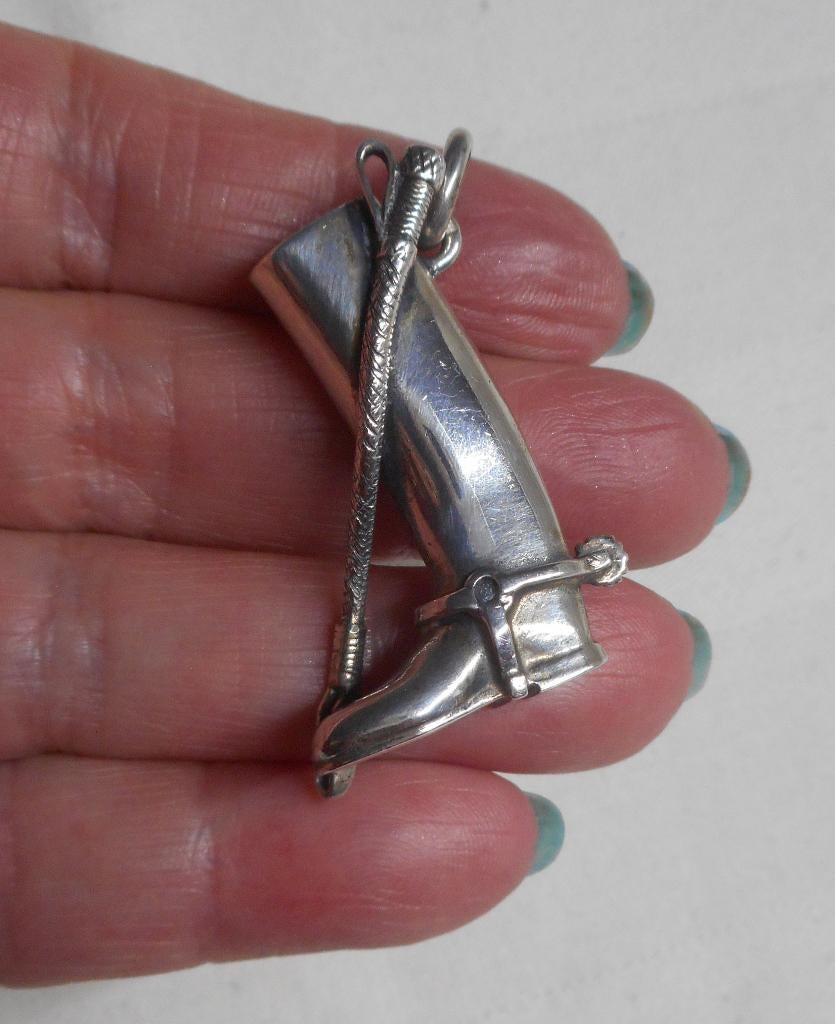 Zilveren vintage hanger paard rijlaars met zweep nr.419, Verzenden, Zo goed als nieuw, Zilver, Zilver