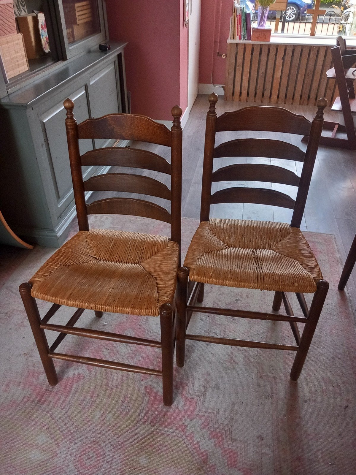 Set van 2 rustieke houten stoelen met rieten zitting, Huis en Inrichting, Stoelen, Ophalen, Gebruikt, Twee, Bruin