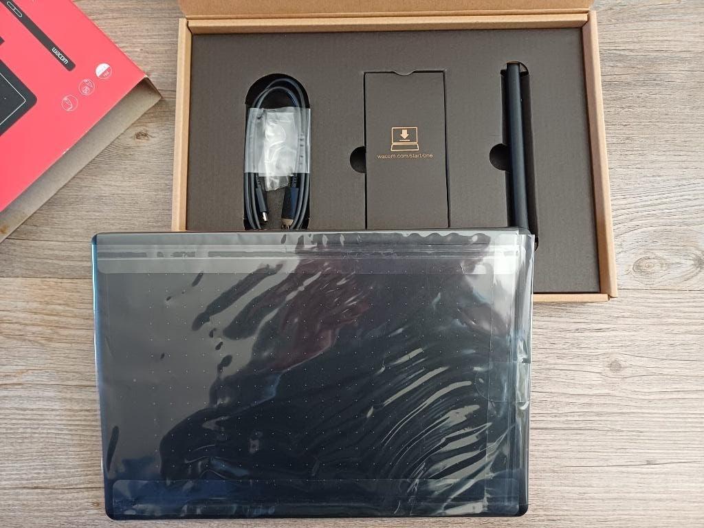 tekentablet wacom one medium zwart rood pen teken 216x136 mm, Ophalen of Verzenden, Zo goed als nieuw, Bedraad, Wacom