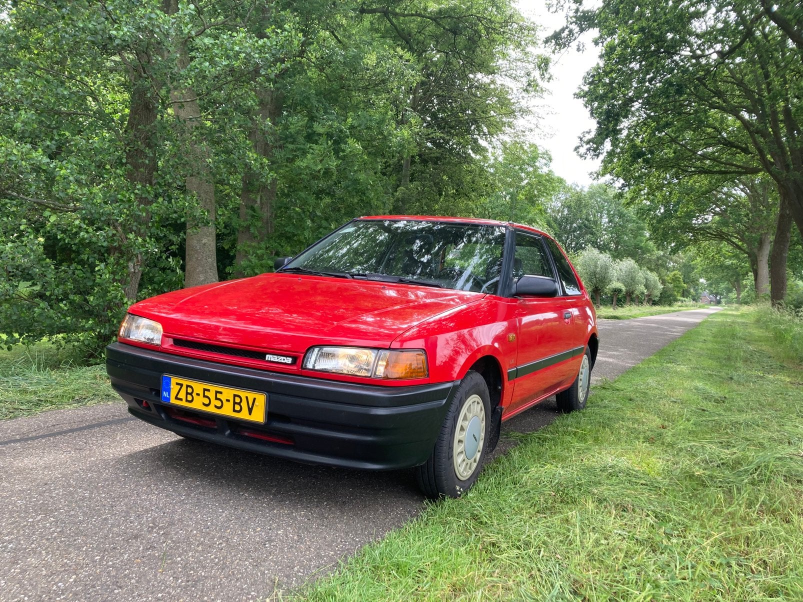 Mazda 323 1.3 HB LX 16V K9 1991 Rood, Auto's, Mazda, Voorwielaandrijving, Stof, 74 pk, 4 cilinders