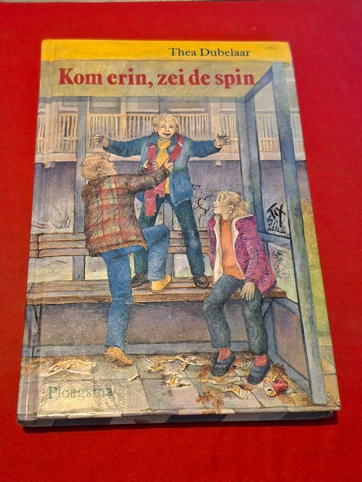 GESIGNEERD Kom erin, zei de spin. Thea Dubelaar., Ophalen of Verzenden, Gelezen