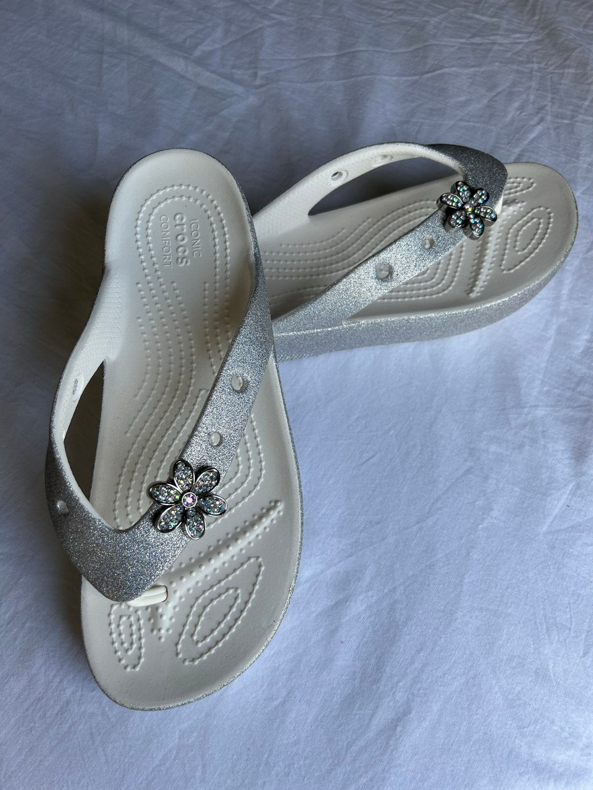 Crocs slippers, wit met zilver/glitter band, mt 40/W9, Kleding | Dames, Schoenen, Slippers, Wit, Ophalen of Verzenden, Zo goed als nieuw