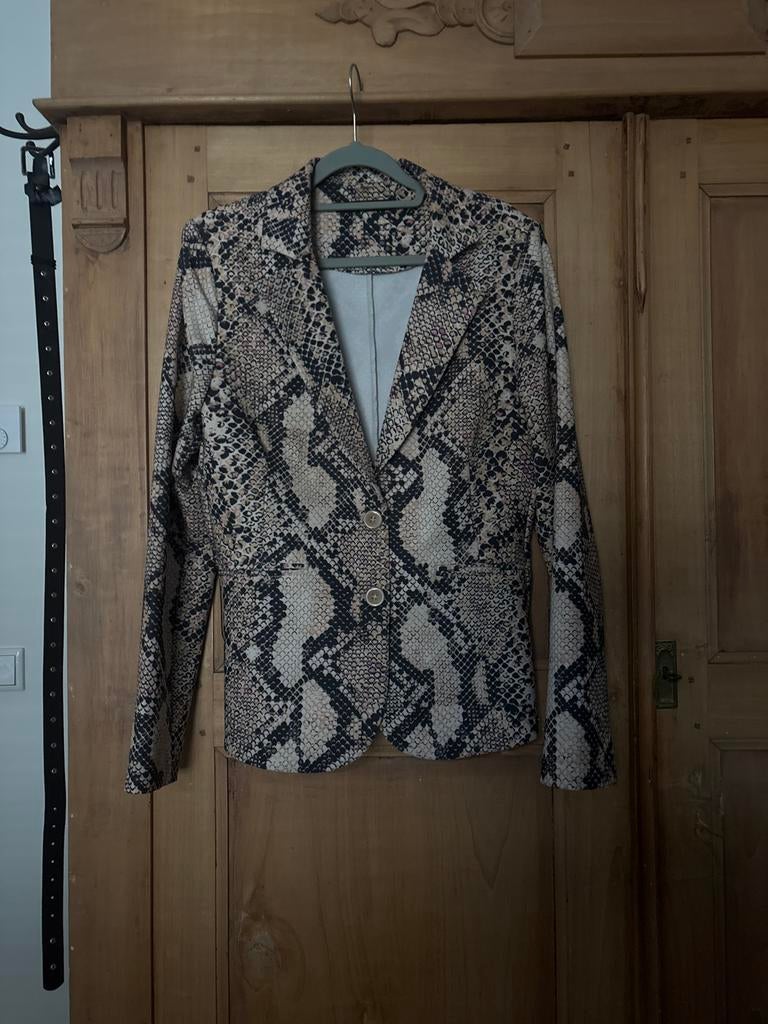 Kort colbert met slangenprint en roze tint, Ophalen of Verzenden, Zo goed als nieuw, Maat 38/40 (M), Beige