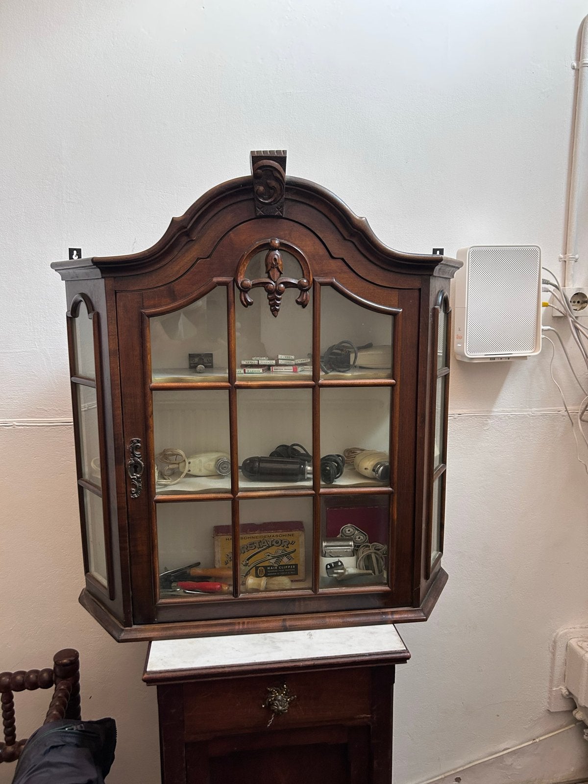 Antieke Eiken Hangvitrine – Wandvitrine Neobarok, Ophalen