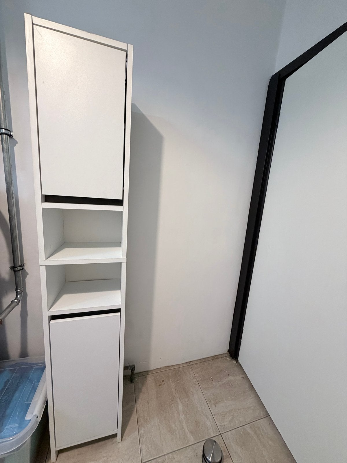 Witte smalle kast met deuren en open vakken, Ophalen, Gebruikt