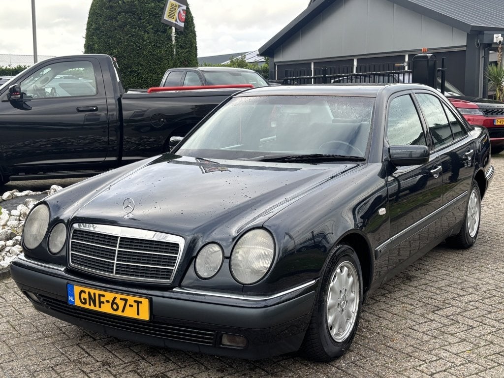 Mercedes-benz E-klasse E220 CDI Sedan Classic 1998 Handgesch, Auto's, Verwarmde buitenspiegels, Zwart, Mercedes-Benz, Bedrijf
