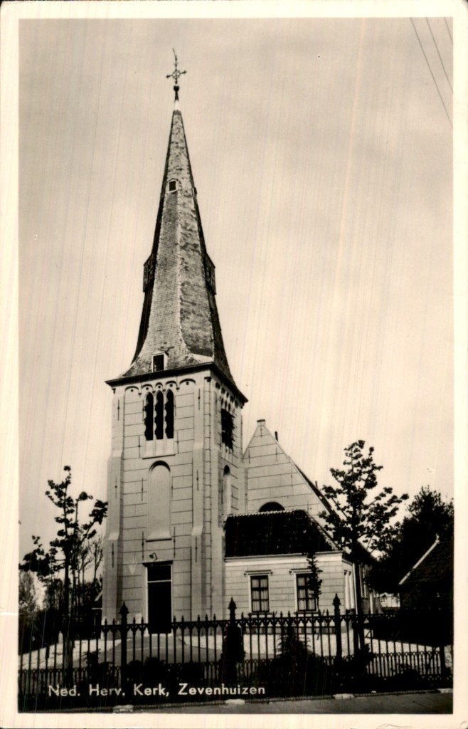 Zevenhuizen - Ned. Herv. Kerk - vooraanzicht, Ophalen of Verzenden, 1940 tot 1960, Gelopen, Zuid-Holland