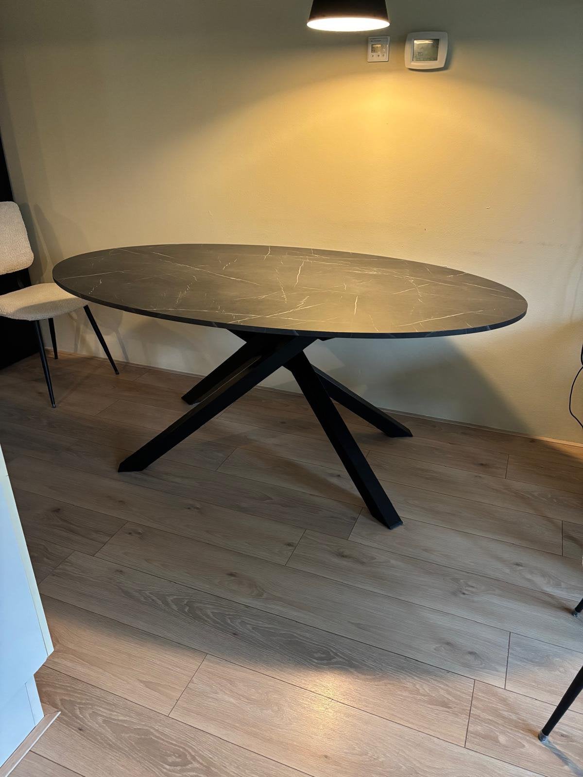 Moderne eettafel ovaal marmerlook blad zwart onderstel IKEA, Ophalen, 100 tot 150 cm, 200 cm of meer, Zo goed als nieuw