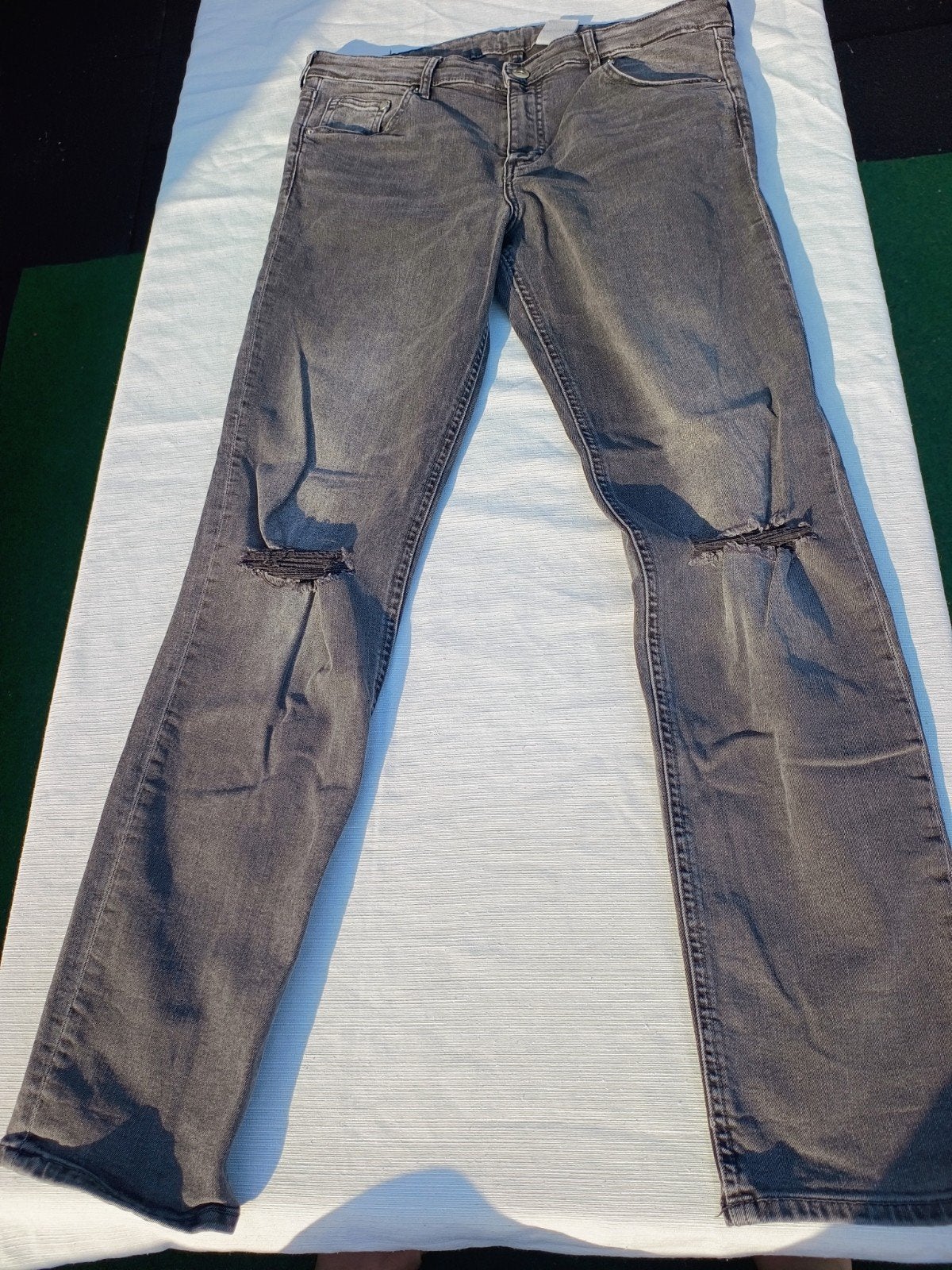 Retro grijze skinny jeans maat W29 met gescheurde knieën, Ophalen of Verzenden, Zo goed als nieuw, Grijs, W28 - W29 (confectie 36)