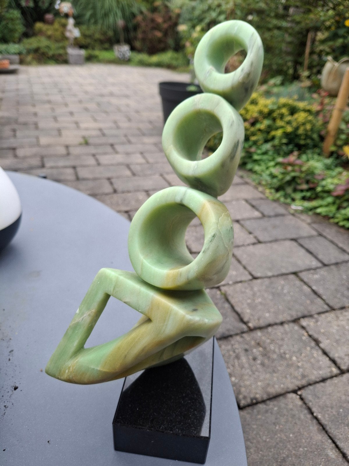 Abstract speksteen beeld op marmeren sokkel - 30 cm, Antiek en Kunst, Ophalen, 20 - 50 cm, Steen of Keramiek, Beeld