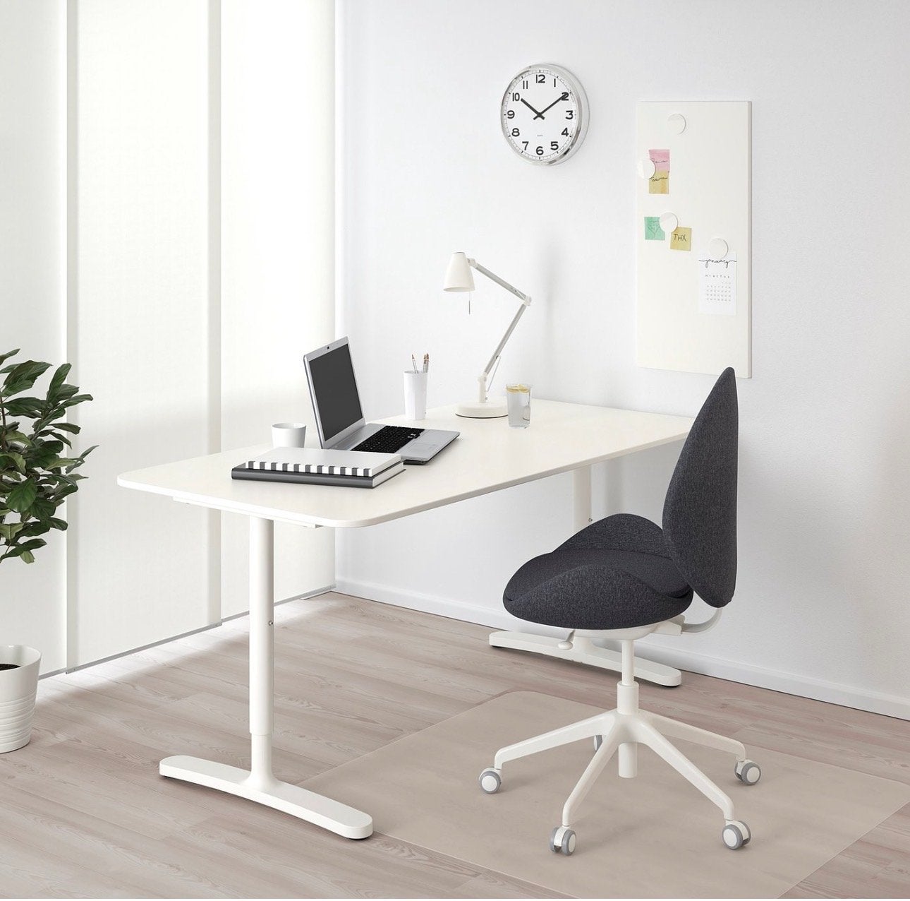 IKEA BEKANT Bureau, wit, 160x80 cm, in hoogte verstelbaar, Huis en Inrichting, Ophalen, Zit-sta bureau, Metaal, In hoogte verstelbaar