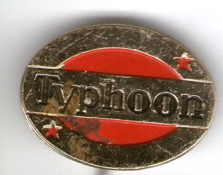TYPHOON A. Knibbe Amersfoort bromfietsen speldje ( G_075), Verzenden, Zo goed als nieuw, Transport, Speldje of Pin