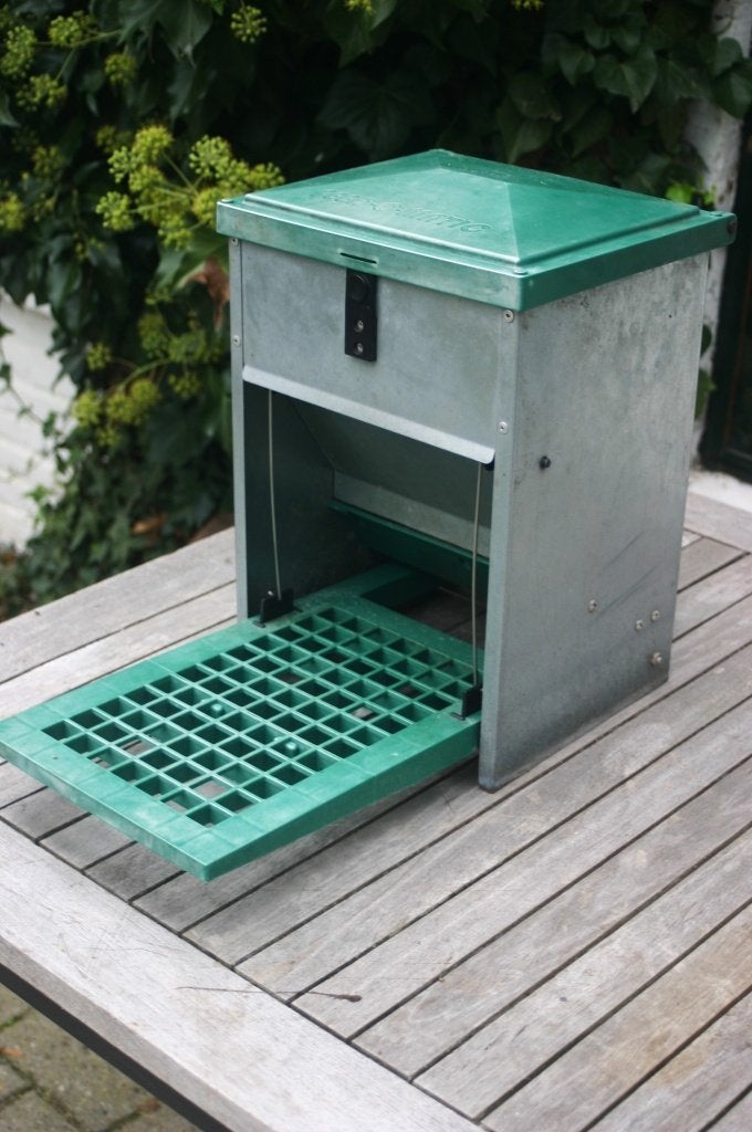 Kippenvoerautomaat Feed-O-Matic, Ophalen, Gebruikt, Drinken en Voederen