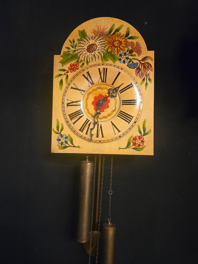 Antieke Appel Wandklok met Bloemenmotief, Ophalen