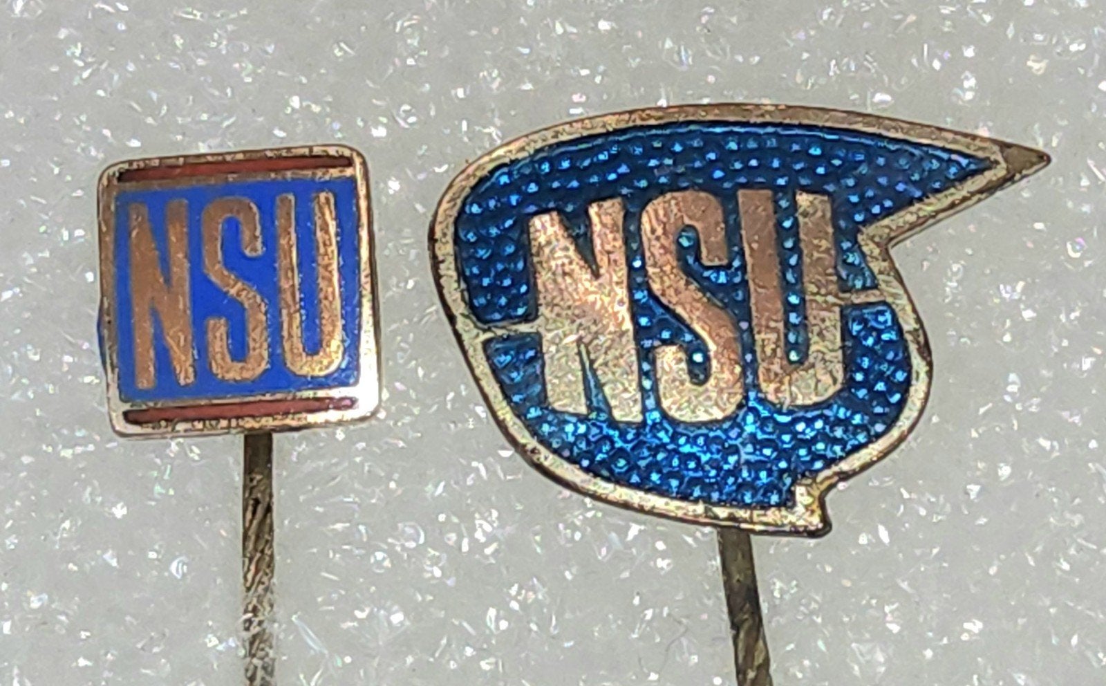 2 Vintage Emaille Speldjes NSU - Verzamelaarsitem, Verzamelen, Speldjes, Pins en Buttons, Ophalen of Verzenden, Gebruikt, Merk