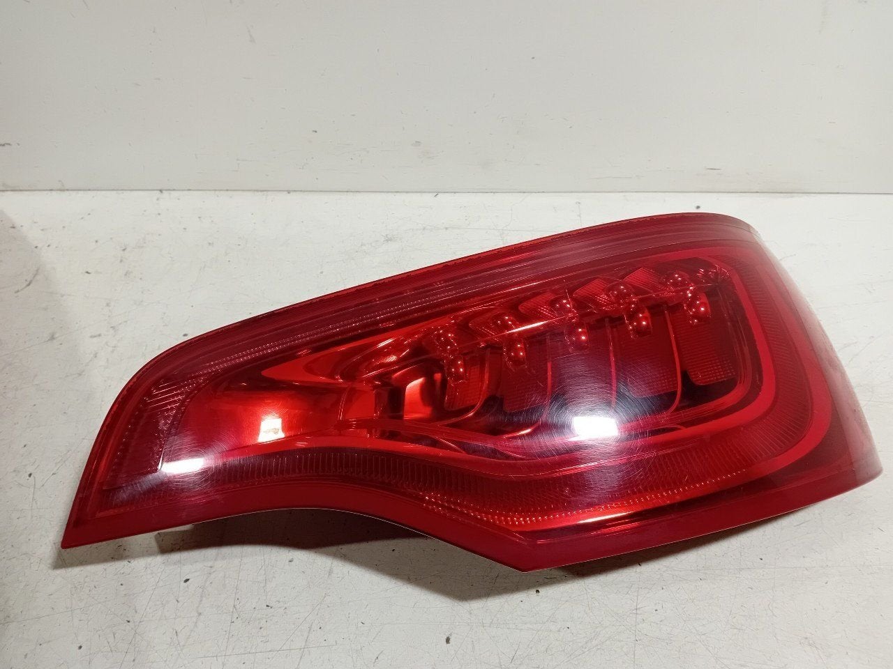 Achterlicht carrosserie rechts Audi Q7, Onderdelen@venauto.nl, Van der Ven Autorecycling B.V., Gebruikt, Ettenseweg 76, 4706 PB Roosendaal, The Netherlands