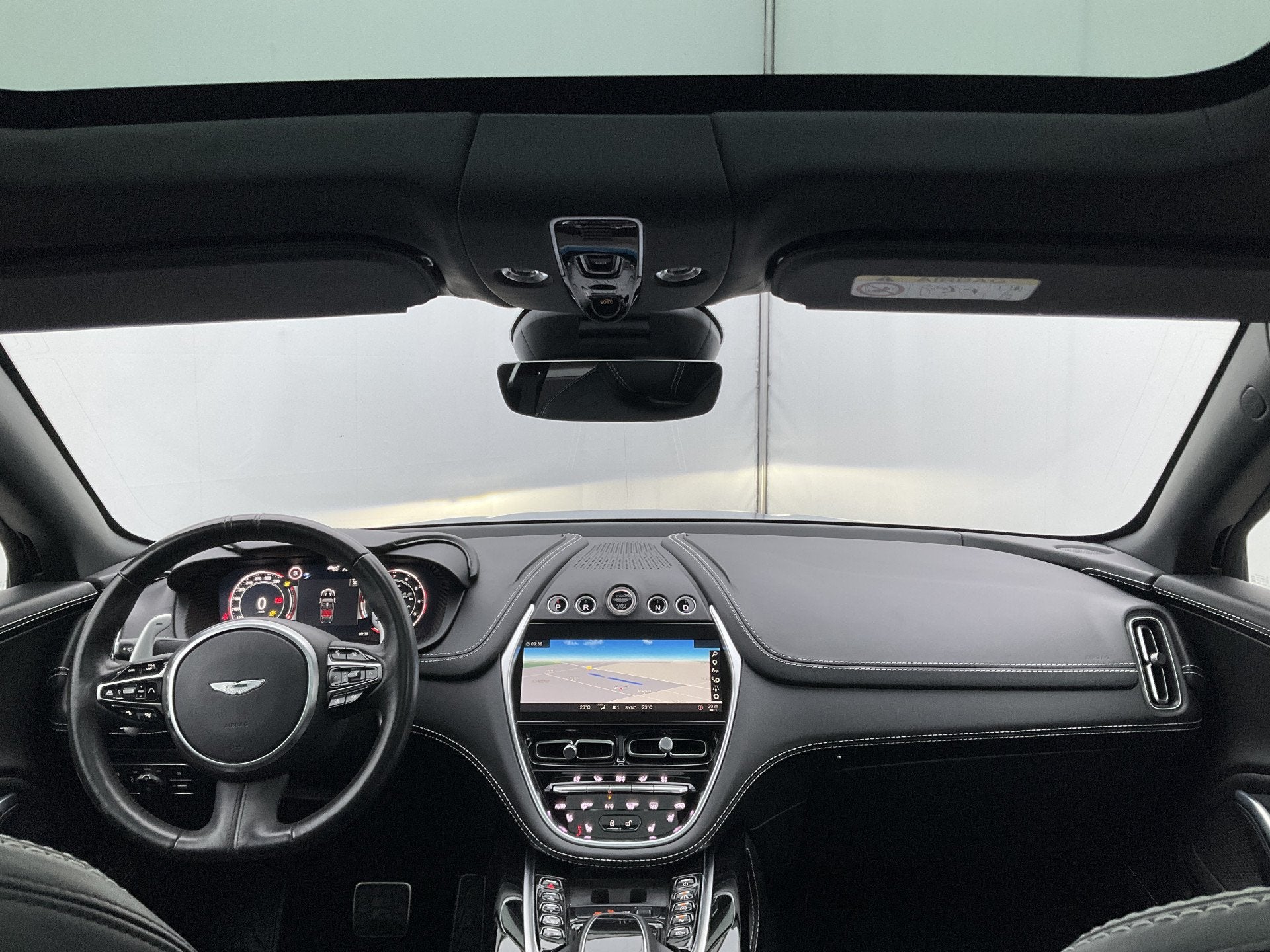 Foto 4 van Aston Martin Dbx 4.0 V8 360 Memory Stoelverw/koeling Sfeer