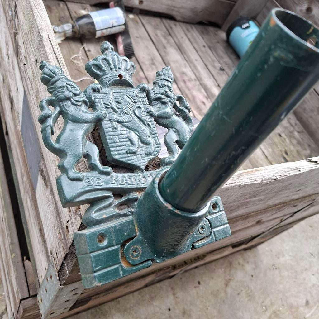 Antieke gietijzeren vlaggenstokhouder met wapenschild, Ophalen of Verzenden