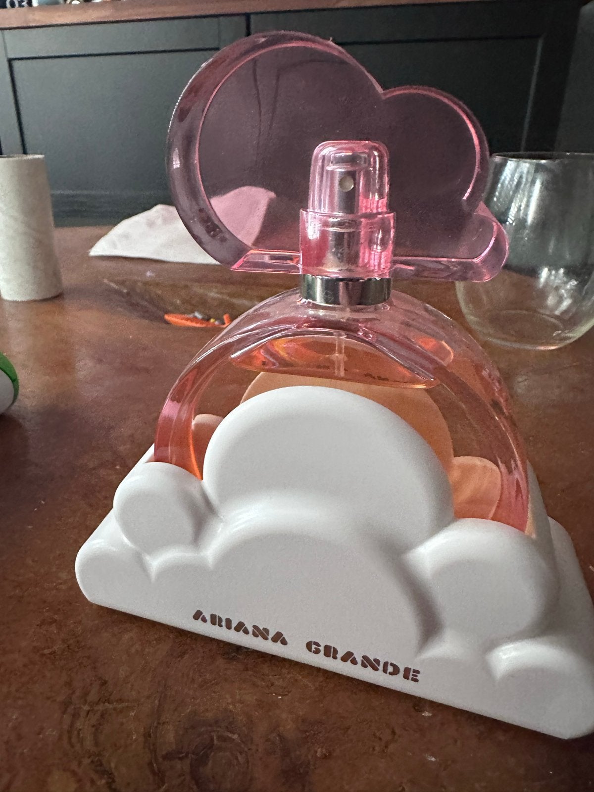 Ariana Grande parfum 100 ml - licht verkleurd flesje, Ophalen of Verzenden, Gebruikt