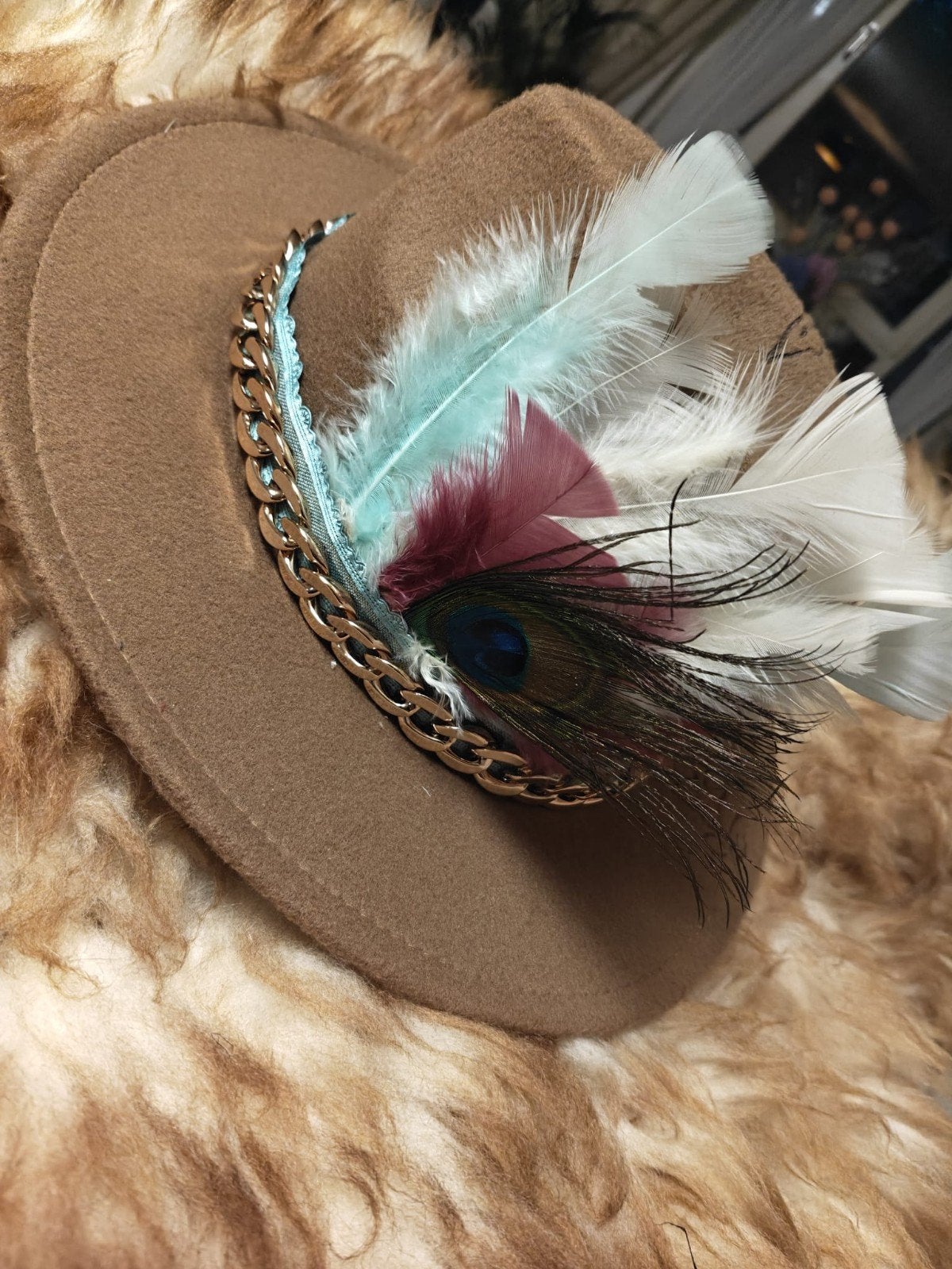 Unieke handgemaakte hoed met veren en ketting, Hoed, Nieuw, Handgemaakt, One size fits all