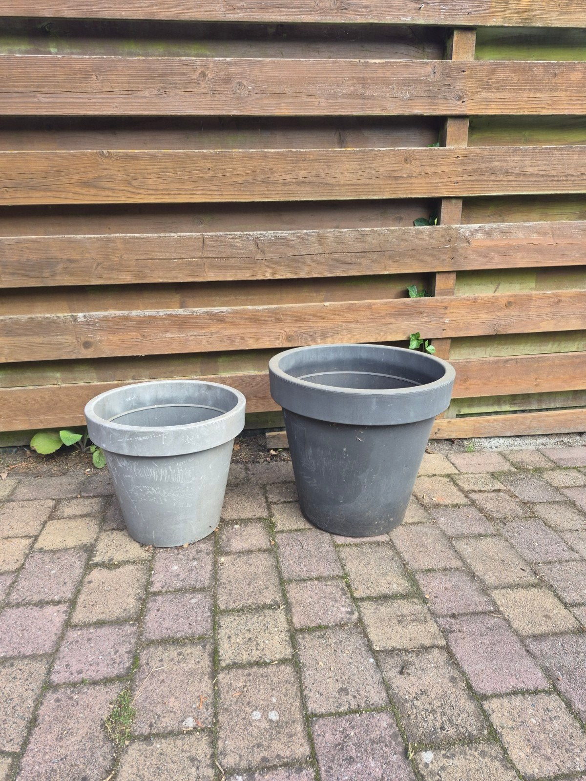 Gratis 2 bloempotten, Ophalen, Rond, Kunststof, Minder dan 30 cm
