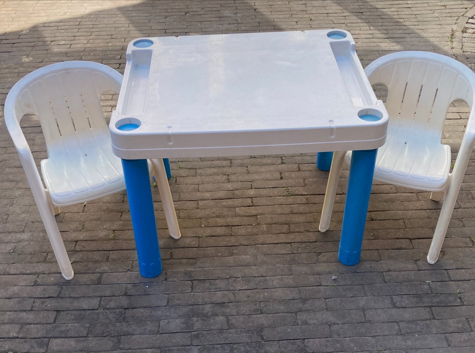 Kindertafel met 2 stoelen - Ideaal voor binnen en buiten, Kinderen en Baby's, Kinderkamer | Tafels en Stoelen, Ophalen, Zo goed als nieuw