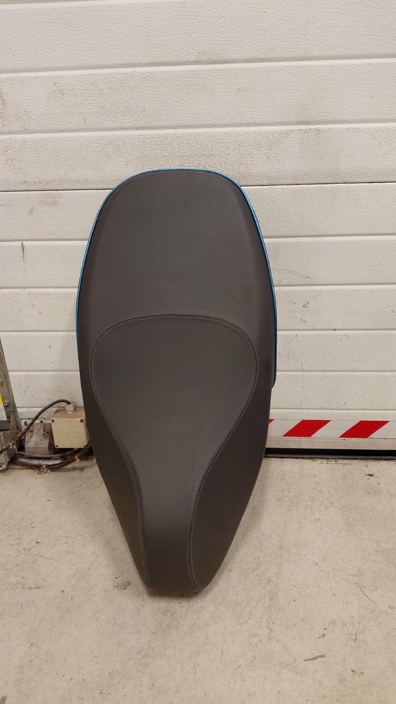 Vespa sprint Elettrica buddy/zadel, Fietsen en Brommers, Brommeronderdelen | Scooters, Ophalen of Verzenden, Zo goed als nieuw