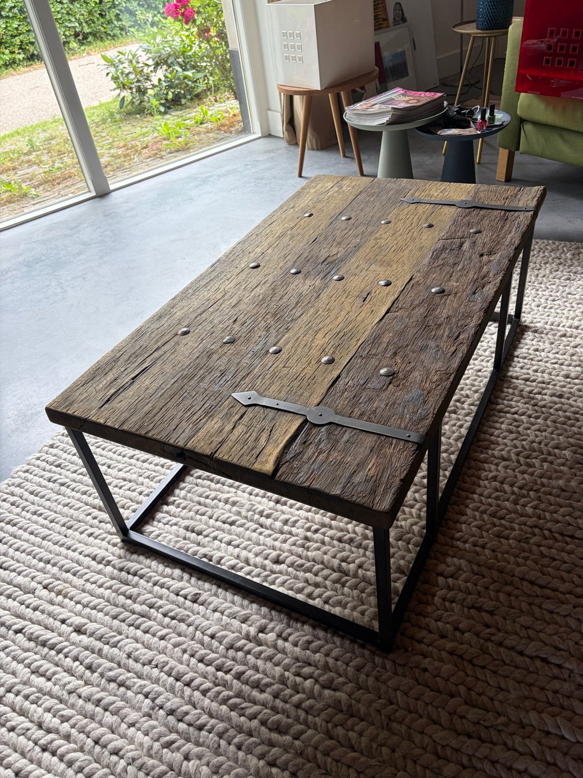 Foto 4 van Robuuste salontafel van oud hout en metaal