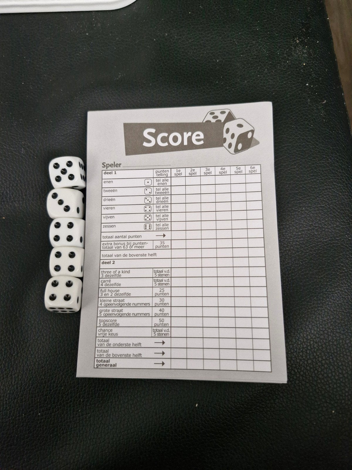 Scoreblok en dobbelstenen voor Yahtzee, Hobby en Vrije tijd, Gezelschapsspellen | Kaartspellen, Nieuw, Een of twee spelers, Drie of vier spelers