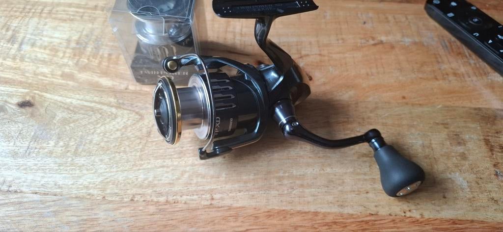 Shimano Twinpower C3000HG XD met reservespoel, Ophalen, Zo goed als nieuw, Molen