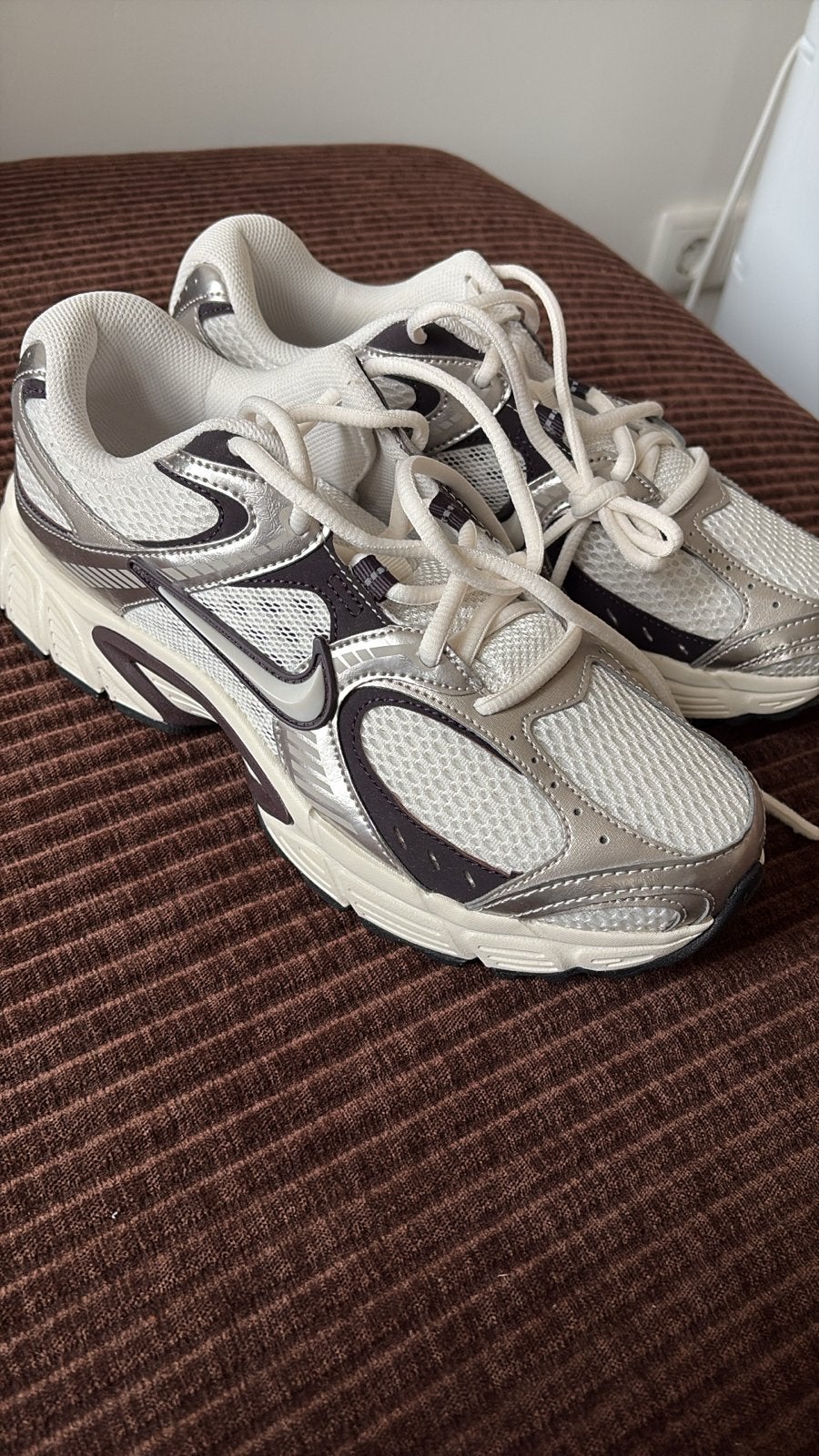 Nike P-6000 sneakers wit/zilver - Zo goed als nieuw, Ophalen, Zo goed als nieuw, Wit, Sneakers of Gympen