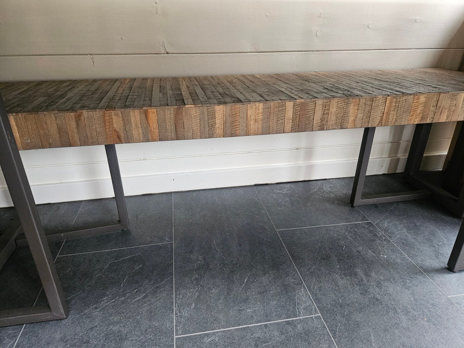 Eettafel met eetbank van hout en stalen poten, Huis en Inrichting, Overige houtsoorten, Gebruikt, 100 tot 150 cm, Industrieel, Robuust