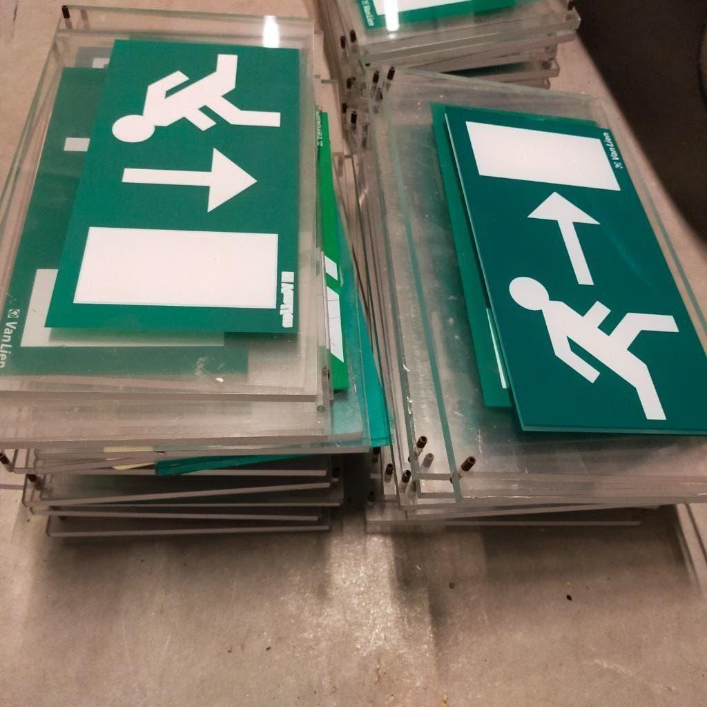 noodverlichting bordjes  per 4 stuks, Ophalen, Gebruikt, Kunststof