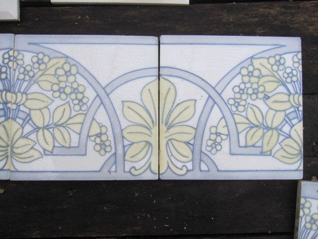 26 jugendstil wandtegels in relief blauw/lichtgeel tubeline, Antiek en Kunst, Ophalen