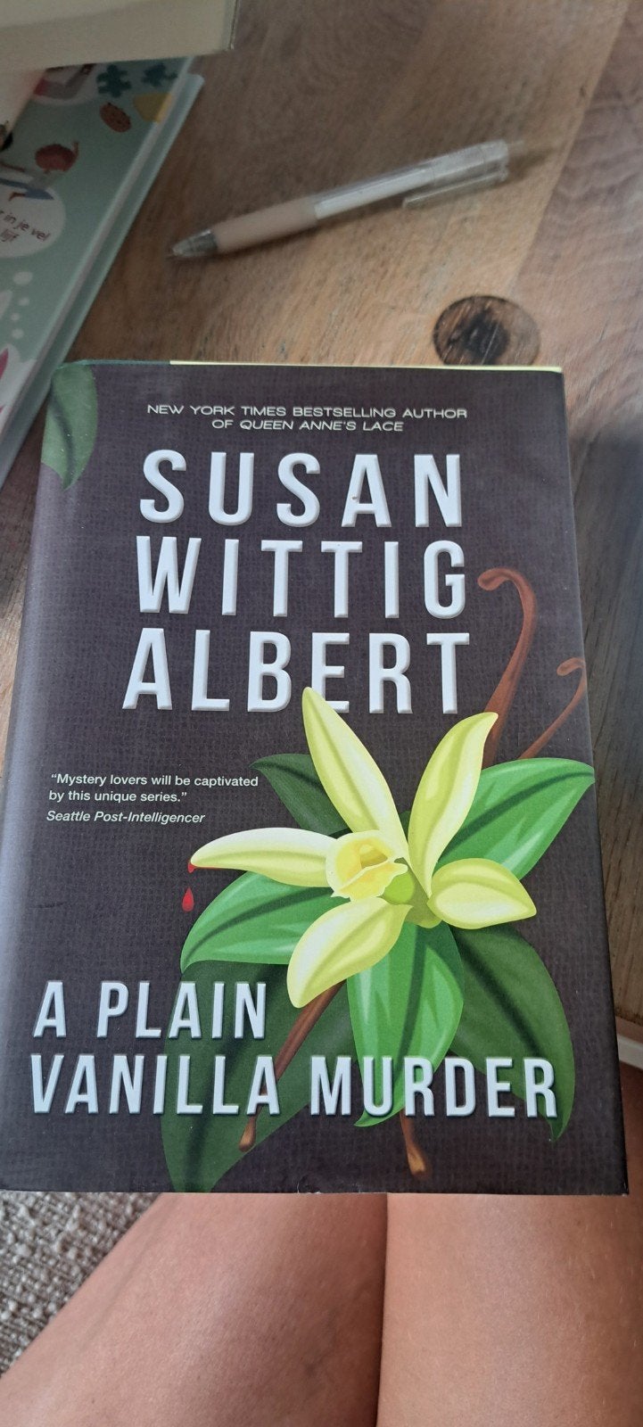 A Plain Vanilla Murder - Susan Wittig Albert hardcover (Enge, Boeken, Ophalen of Verzenden, Zo goed als nieuw, Susan Wittig Albert
