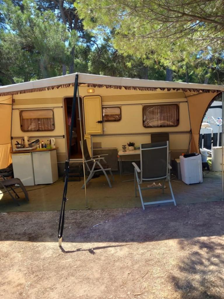 Fendt Caravan met voortent ZEER COMPLEET staat in Kroatië, Vast bed, Rondzit, Particulier, Fendt
