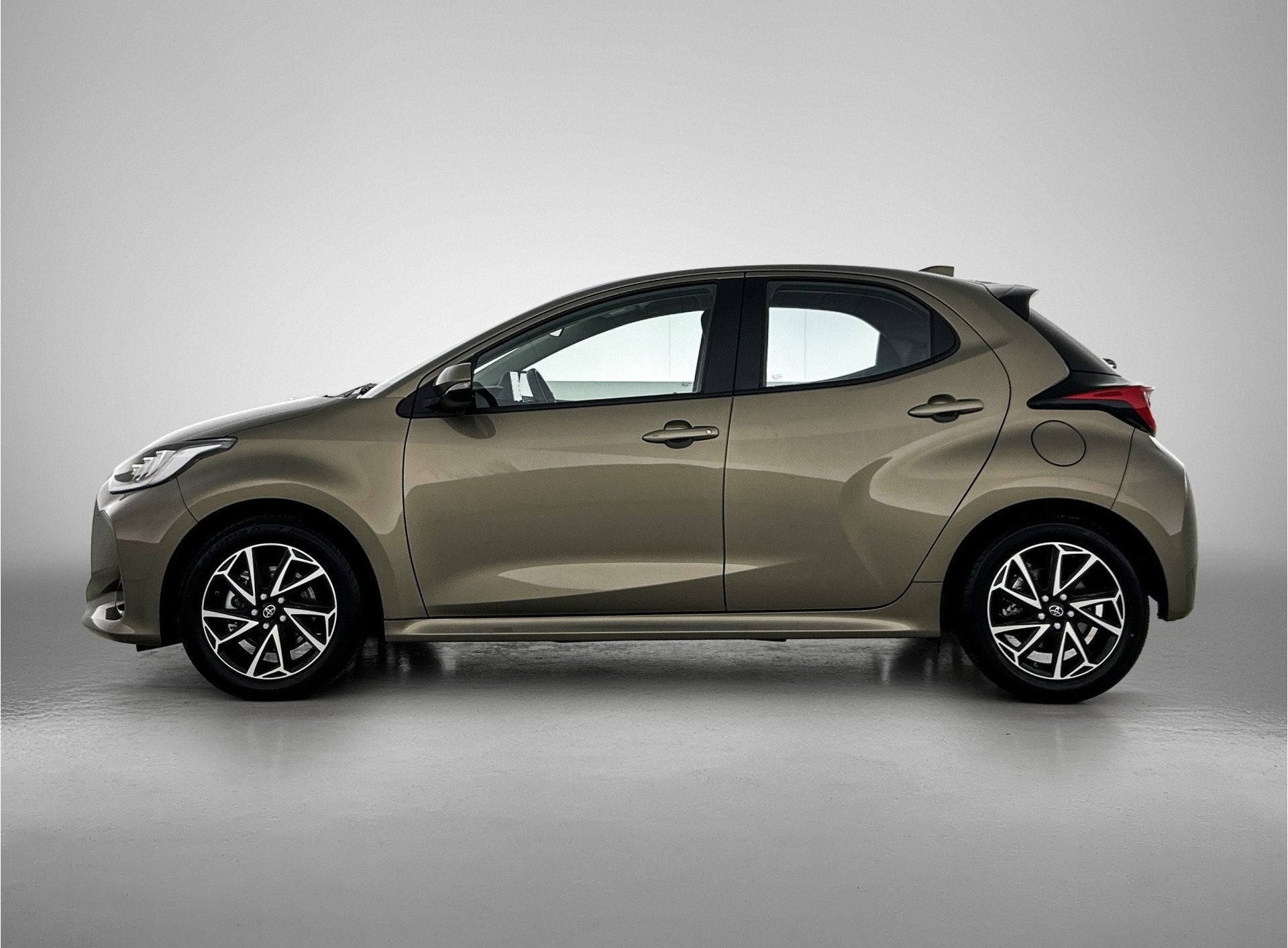 Toyota Yaris 1.5 Hybrid Dynamic (bj 2023, automaat), Gebruikt, 49 €/maand, Bedrijf, Hybride Elektrisch/Benzine
