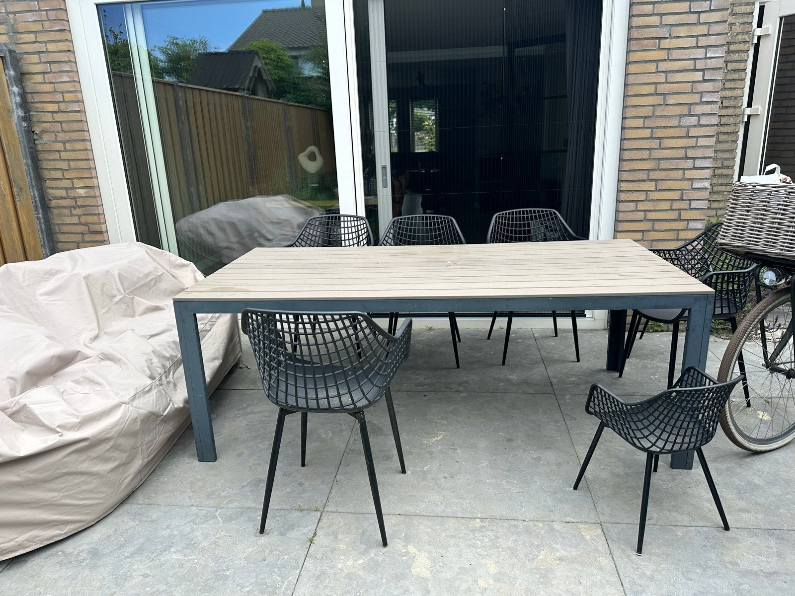 Tuintafel met kunststof blad en metalen onderstel, Tuin en Terras, Tuintafels, Ophalen, Gebruikt, Rechthoekig, Hout
