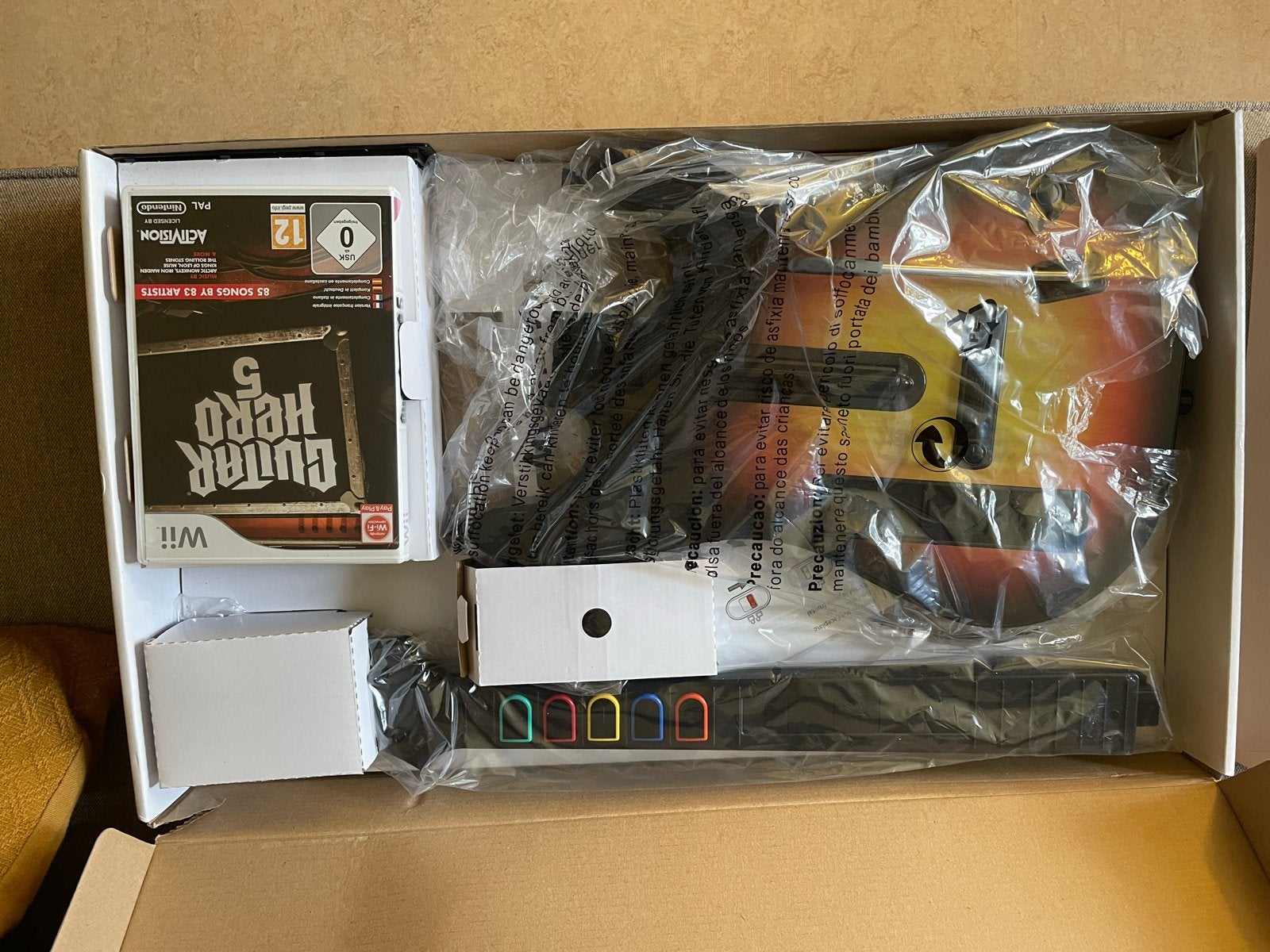 Guitar Hero 5 voor Nintendo Wii - Compleet met gitaar, Spelcomputers en Games, Games | Nintendo Wii, Ophalen, Muziek, Eén computer