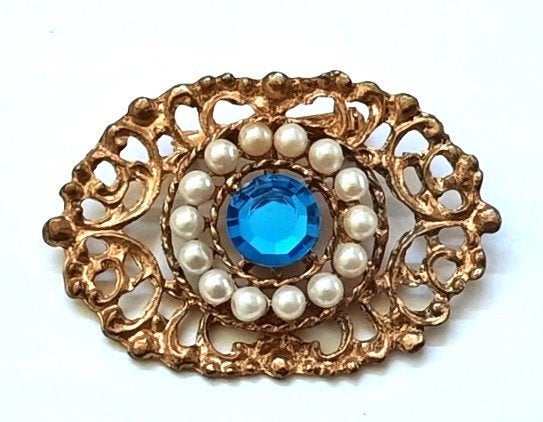 Klassieke goudkleurige broche Aquablauw kristal en parels, Ophalen, Zo goed als nieuw, Goud, Overige materialen