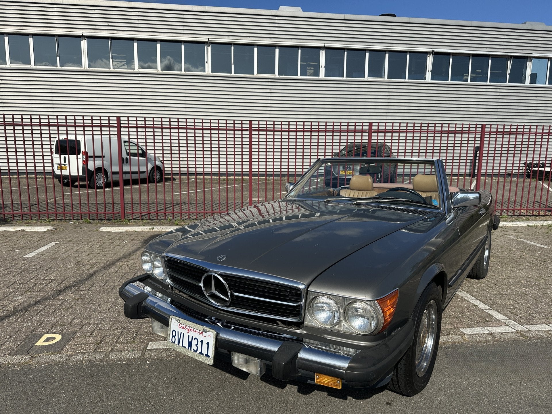 Mercedes-Benz SL-Klasse 560 SL (bj 1987, automaat), Auto's, Oldtimers, Achterwielaandrijving, 5600 cc, Cabriolet, Zilver of Grijs
