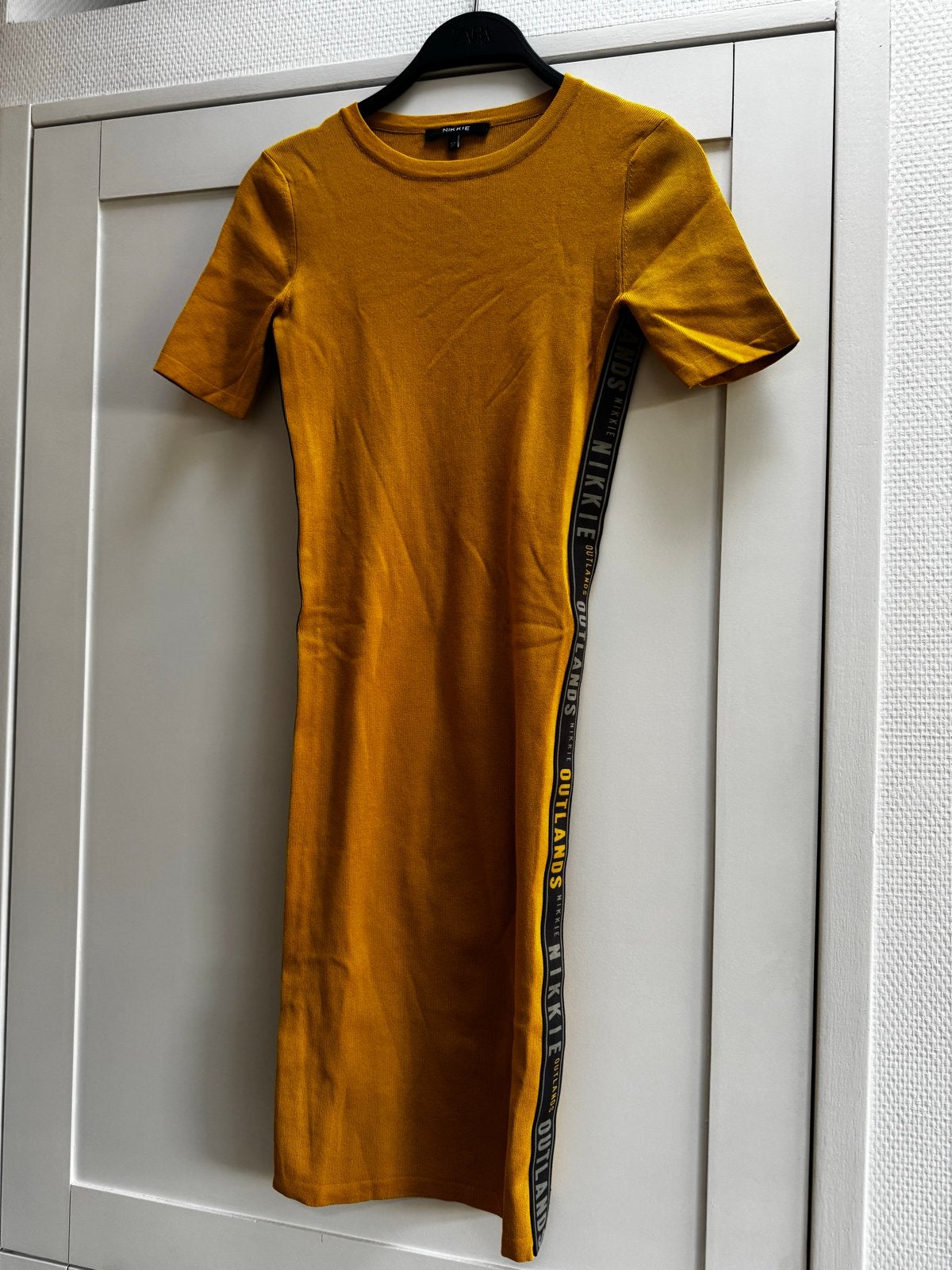 Nieuwe Nikkie jurk - Maat 32 (XS), Geel, Nieuw, Ophalen of Verzenden, Knielengte
